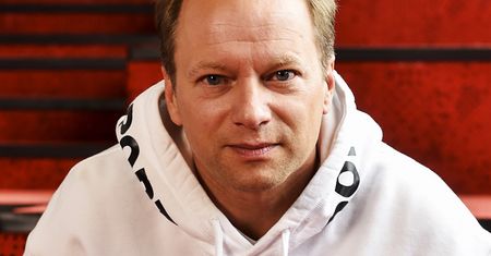 Stuhr boi się o swoje dzieci. Jego koleżance grożą "wysmarowaniem twarzy kwasem"