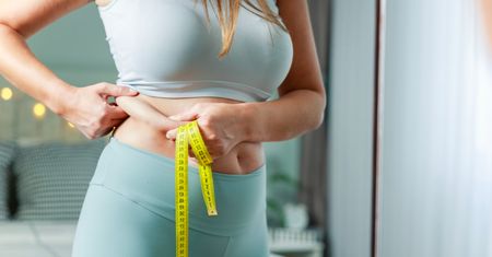 Jedz na śniadanie. Przyspieszysz metabolizm i szybko spalisz tłuszcz z brzucha