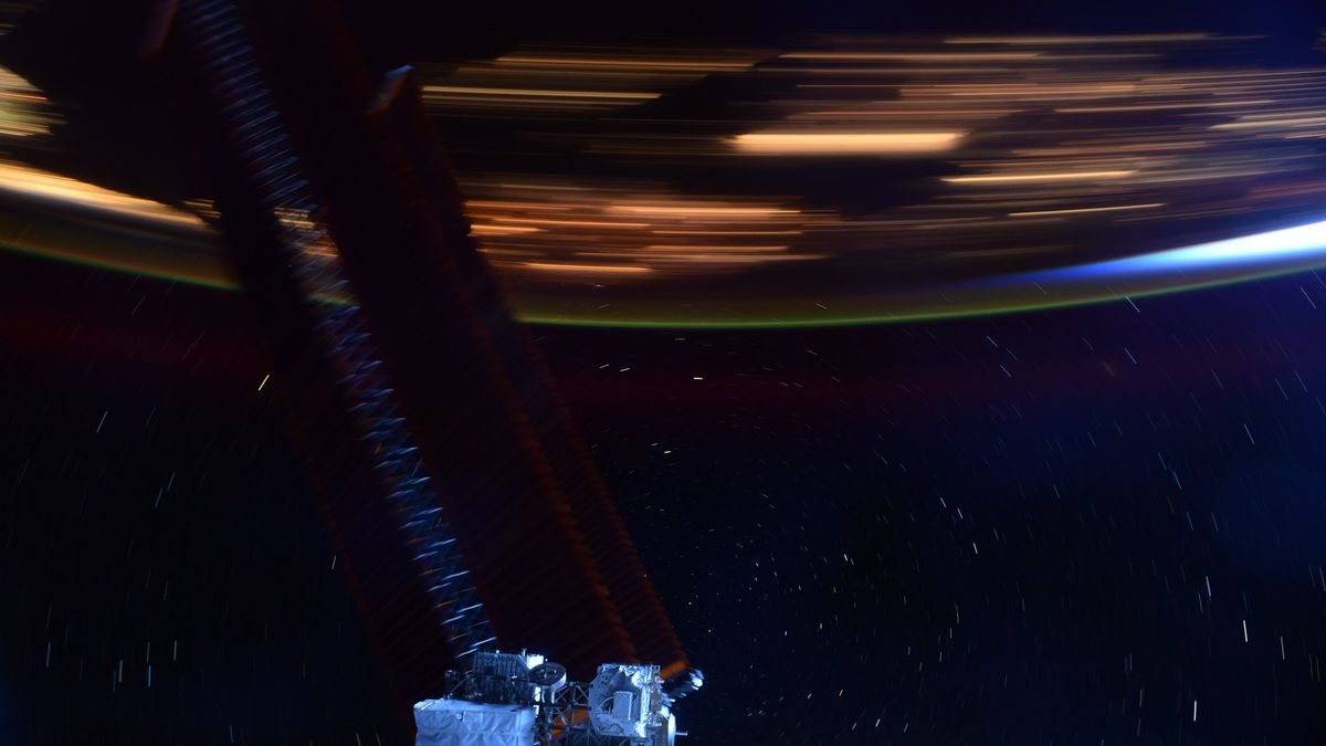 Jak szybko porusza się Międzynarodowa Stacja Kosmiczna? Widać to na zdjęciu 1