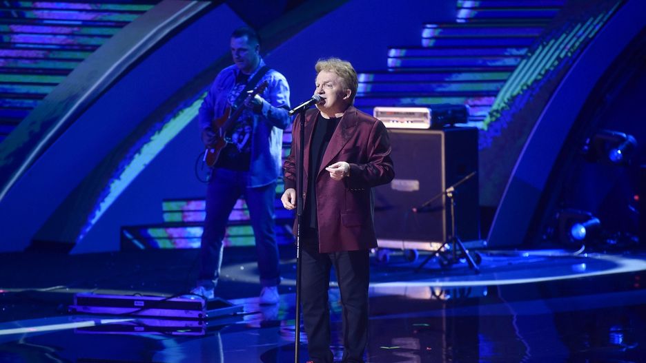 Koncert FOREVER YOUNG czyli pierwszy dzień TOP OF THE TOP    13 sierpnia w Operze Leśnej w Sopocie rozpoczęło się jedno z najpopularniejszych wydarzeń muzycznych w Polsce - Festiwal TOP OF THE TOP. Pierwszego wieczoru odbył się koncert FOREVER YOUNG, podczas którego wybrzmiały nieśmiertelne i kultowe przeboje muzyki polskiej i zagranicznej. Najpopularniejsze gwiazdy przypomniały utwory, które podbiły serca słuchaczy i na długie lata zagościły w ich sercach. Koncert rozpoczęła supergwiazda, wokalistka Bonnie Tyler, znana z takich hitów jak "It's A Heartache", "Total Eclipse of the Heart" czy "Holding Out For A Hero". Warto podkreślić, że w tym roku Tyler obchodzi 50-lecie pracy artystycznej. W klimacie lat 80-tych wystąpili także brytyjski wokalista John Parr, kanadyjski zespół Glass Tiger z przebojami "Don't Forget Me" i "Someday" oraz Katrina. Wśród gwiazd pojawiła się także amerykańska wokalistka Jennifer Paige. Polską scenę muzyczną tego wieczoru reprezentowali m.in. Felicjan Andrzejczak, kttóry zaśpiewał słynny przebój "Jolka, Jolka, pamiętasz" czy legendarny zespół polskiego heavy metalu Acid Drinkers. Wstąpili także m.in. Agnieszka Chylińska, Perfect, Anita Lipnicka, Lombard, Felicjan Andrzejczak, Sztywny Pal Azji, Acid Drinkers, Sebastian Riedel & Cree i Kombi. Wieczór poprowadzili Grażyna Torbicka oraz Olivier Janiak.