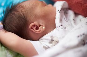 Przekłuła uszy niemowlakowi. Nagranie tiktokerki wzbudziło kontrowersje
