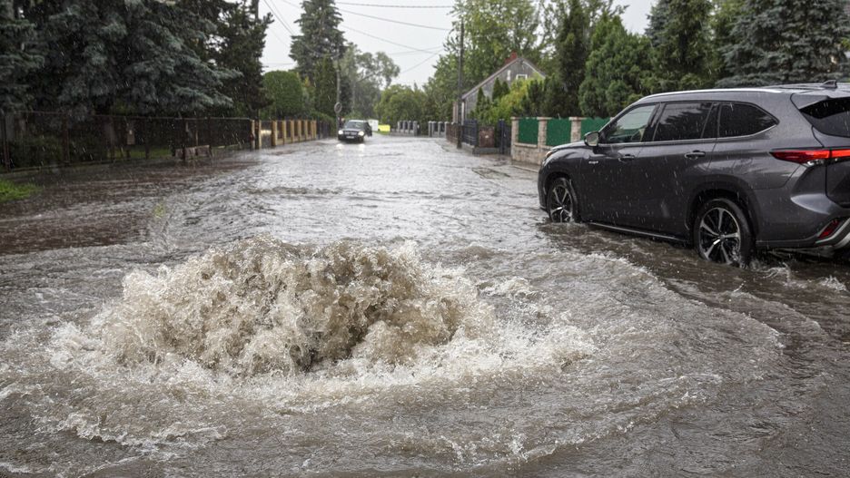 Zalane ulice po ulewie. Zdjęcie ilustracyjne 