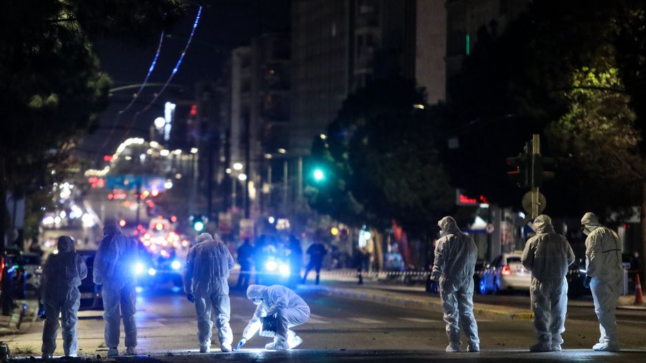Explosion outside the Hellenic Train offices in Athens
epa12026188 A team from the explosive device disposal department collects evidence after an explosion outside the Hellenic Train offices on Syggrou Avenue, Athens, Greece, 11 April 2025. An explosion occurred at 21:35 outside the Hellenic Train offices. According to the police, there are no injuries, while it is not known what damage the explosion caused, the area is blocked off until the investigation by the explosive device disposal department and the criminal investigation department is completed.  EPA/GEORGE VITSARAS 
Dostawca: PAP/EPA.
GEORGE VITSARAS
forensics, blast, street