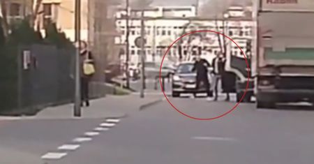 Agresywny kierowca dał popis głupoty. Zaatakował kuriera
