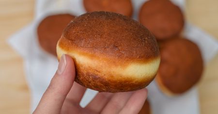 Babcia miała swój sposób, by pączki nie chłonęły tłuszczu. Sprawdza się do tej pory