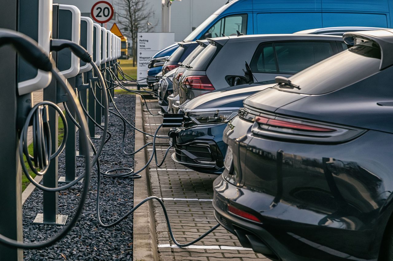 Zapasy samochodów elektrycznych piętrzą się na parcelach dealerskich