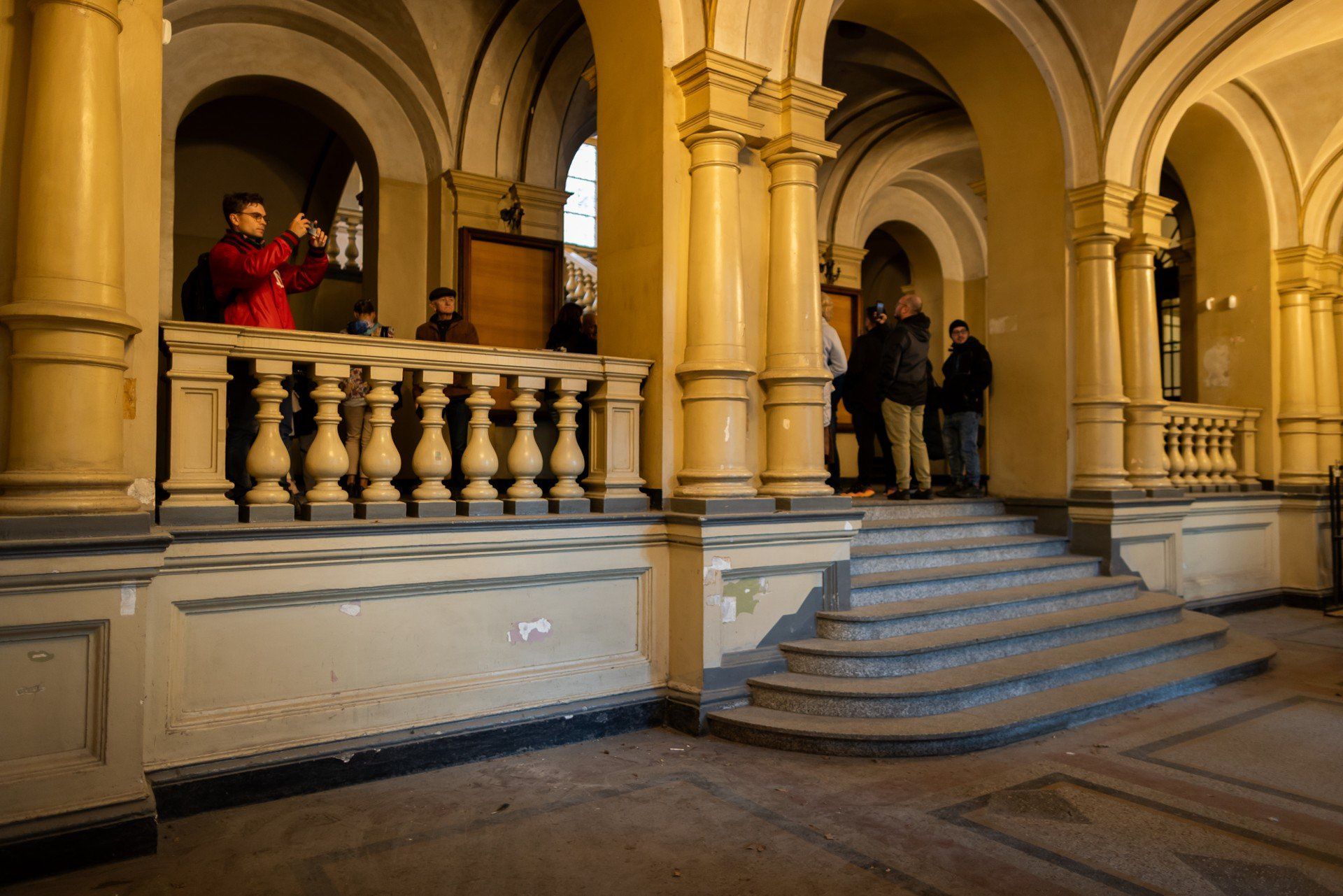Jak wygląda wnętrze budynku, który od przeszło dekady był niedostępny? Jakie detale architektoniczne skrywa i co mieściło się w jego piwnicy? Odpowiedzi na te i inne pytania poznają zwiedzający dawną siedzibę Dyrekcji Pruskiej Kolei Wschodniej w Bydgoszczy. Pierwsze trzy spacery są bezpłatne. Kolejne będą kosztować 20 złotych - w ramach cyklu organizowanego przez ByLOT: &#34;Za dwie dyszki bez zadyszki&#34;. Ponadto przewidziane są specjalne zwiedzania dedykowane dla byłych pracowników kolei. Obiekt będzie dostępny dla zwiedzających do końca 2025 roku.