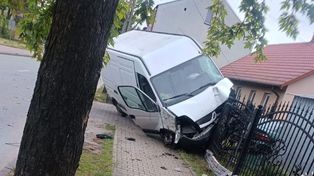Wystarczyło 0,3 promila, żeby narobił czegoś takiego. 45-busiarz wbił się w stalowe ogrodzenie