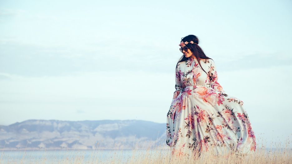 Sukienki na wiosnę mają różne kolory i fasony.