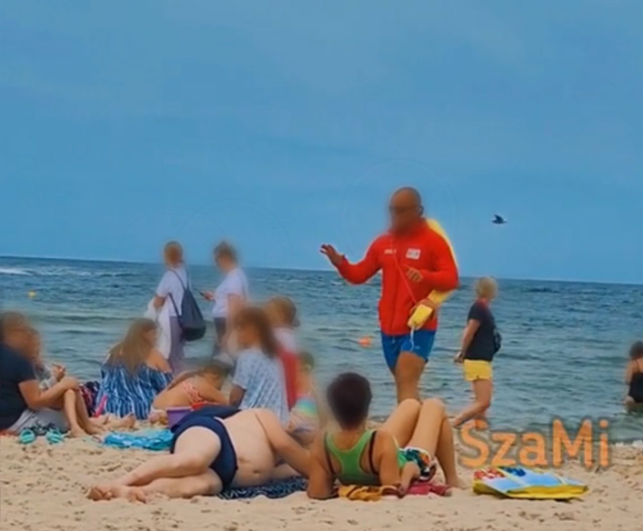 Ratownik upomina plażowiczów. "Nikt nie obserwuje tych dzieci"
