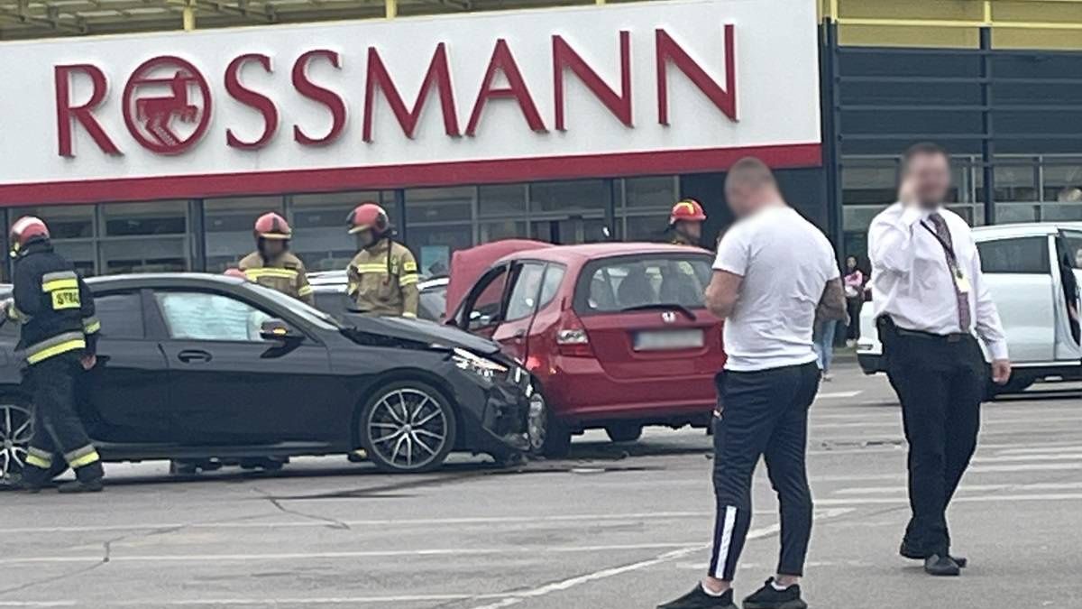 BMW uderzył w bok hondy na parkingu E.Leclerc przy ul. Turystycznej