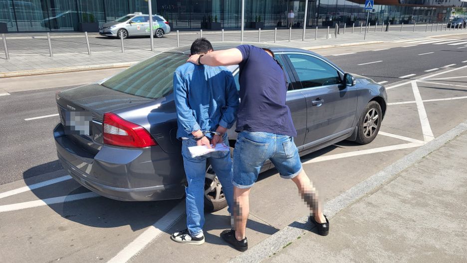 Policjanci poinformowali, że zatrzymali dwóch z czterech podejrzanych kradzieży "na kolca" w Warszawie.
