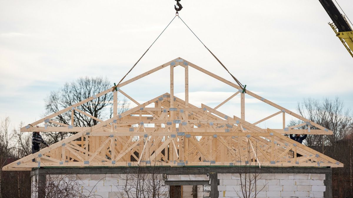 reporter9_baza
22.02.2019 Tymowa , budowa domu jednorodzinnego n/z montaz wiezby dachowej fot. P.Dziurman/REPORTER
P.Dziurman/REPORTER