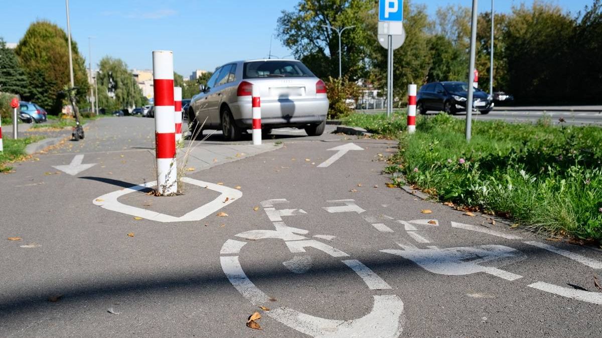 Kierowca audi zablokował zjazd z drogi dla rowerów na ul. Poniatowskiego