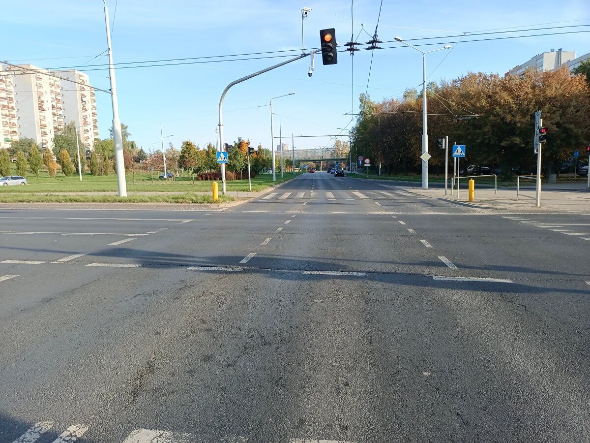 Żwir i piasek zalegające na jezdni ul. Jana Pawła II