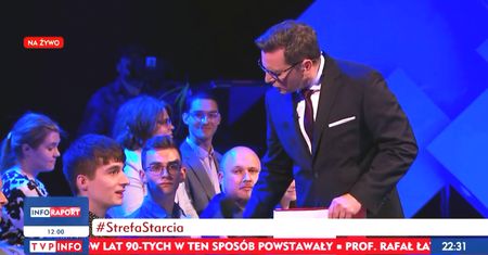Wszystko nagrały kamery. Adamczyk z "Wiadomości" TVP aż zabrał mikrofon