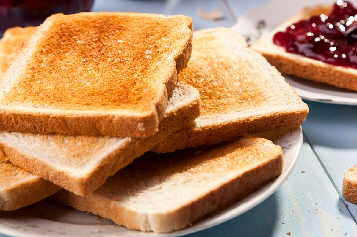 Toast bread is not a very good choice for breakfast.