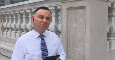 Prezydent Andrzej Duda rapował. "Dokonał ogromnej promocji #Hot16Challenge2"