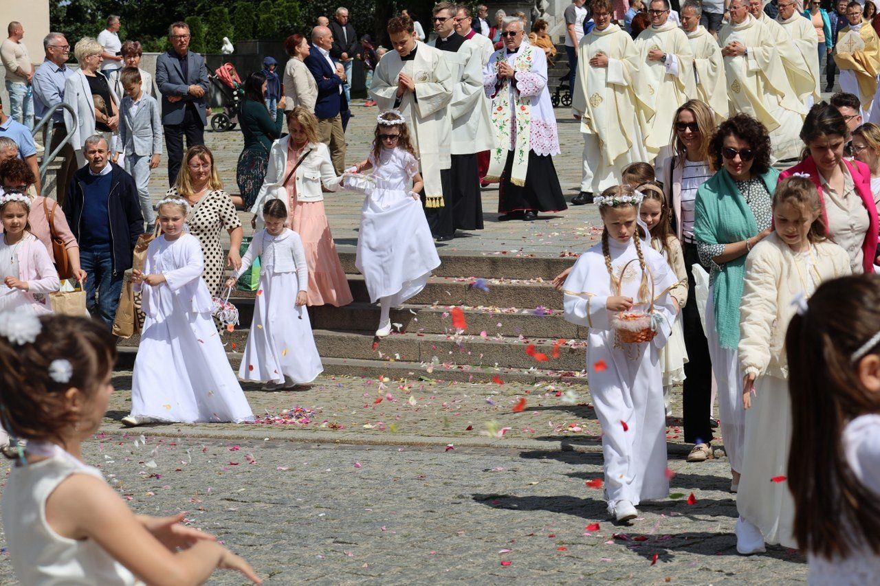 Wielka procesja ruszyła spod katedry. Ulice Gniezna zamieniły się w kwietny dywan!