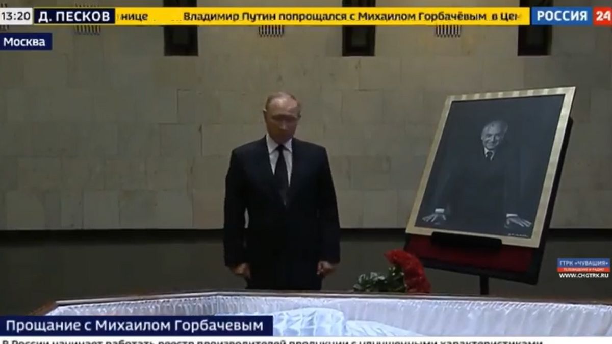 Władimir Putin nad trumną Michaiła Gorbaczowa