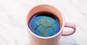 Tęczowy kożuch na herbacie. Czy można pić bezpiecznie?
