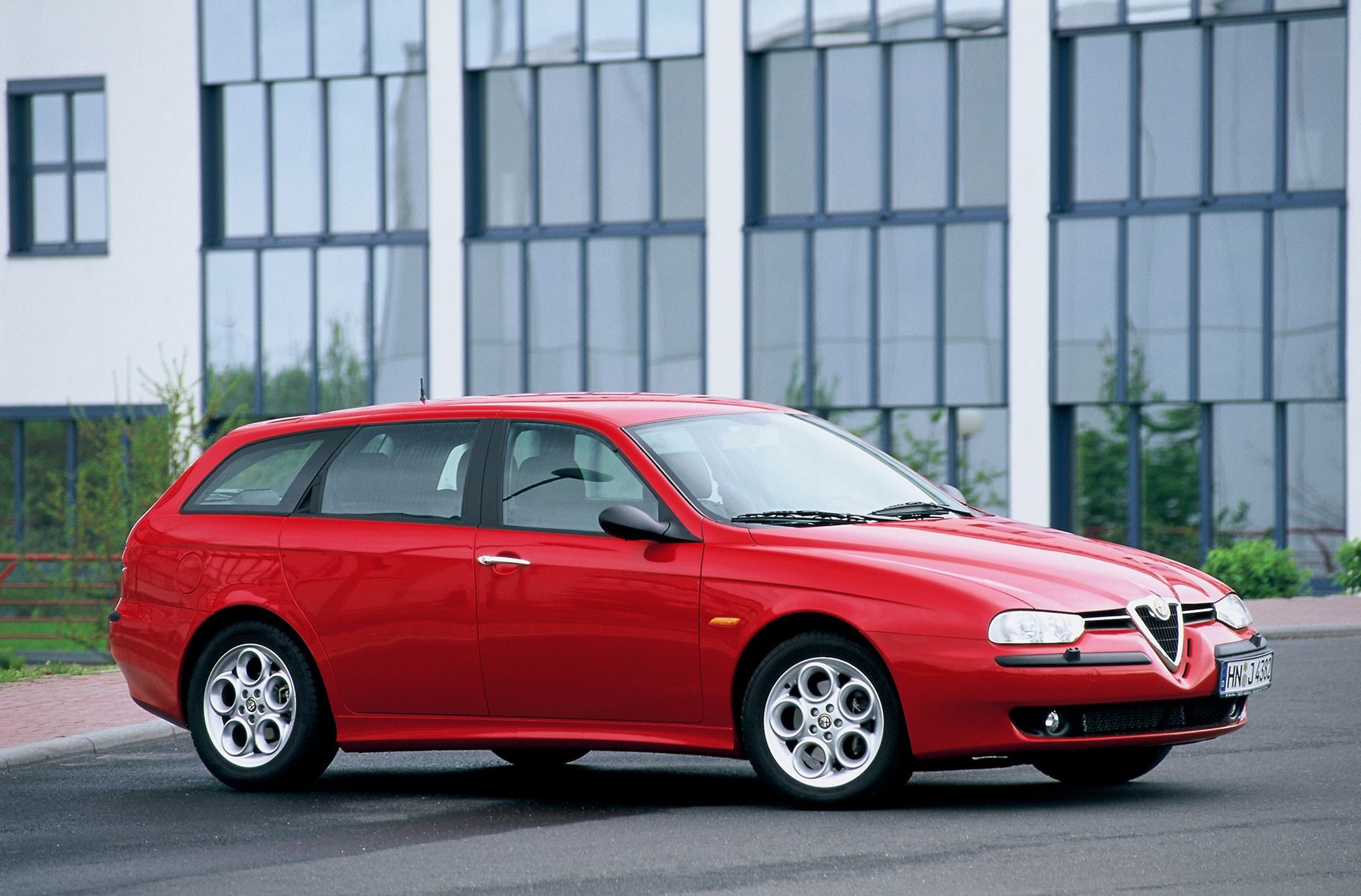 Alfa 156 nawet z nadwoziem kombi jest trochę jak kompaktowy hatchback. Za to sprawna jeździ jak przystało na markę.