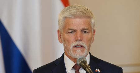 Prezydent Czech mówi o szantażu. Pokazał SMS-y