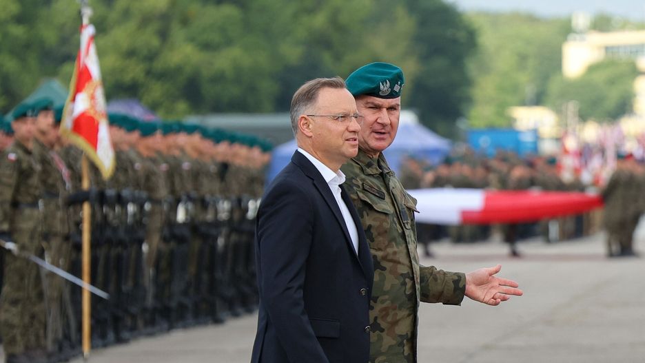 Warszawa, 09.08.2024. Prezydent RP Andrzej Duda (L) oraz dowódca Garnizonu Warszawa gen. bryg. Tomasz Dominikowski (P) podczas zgrupowania pododdziałów pieszych do defilady z okazji Święta Wojska Polskiego, 9 bm. na Lotnisku Warszawa-Babice. 15 sierpnia br. defilada przejdzie stołeczną Wisłostradą; weźmie w niej udział ponad 2500 żołnierzy wszystkich rodzajów Sił Zbrojnych RP. (jm) PAP/Paweł Supernak