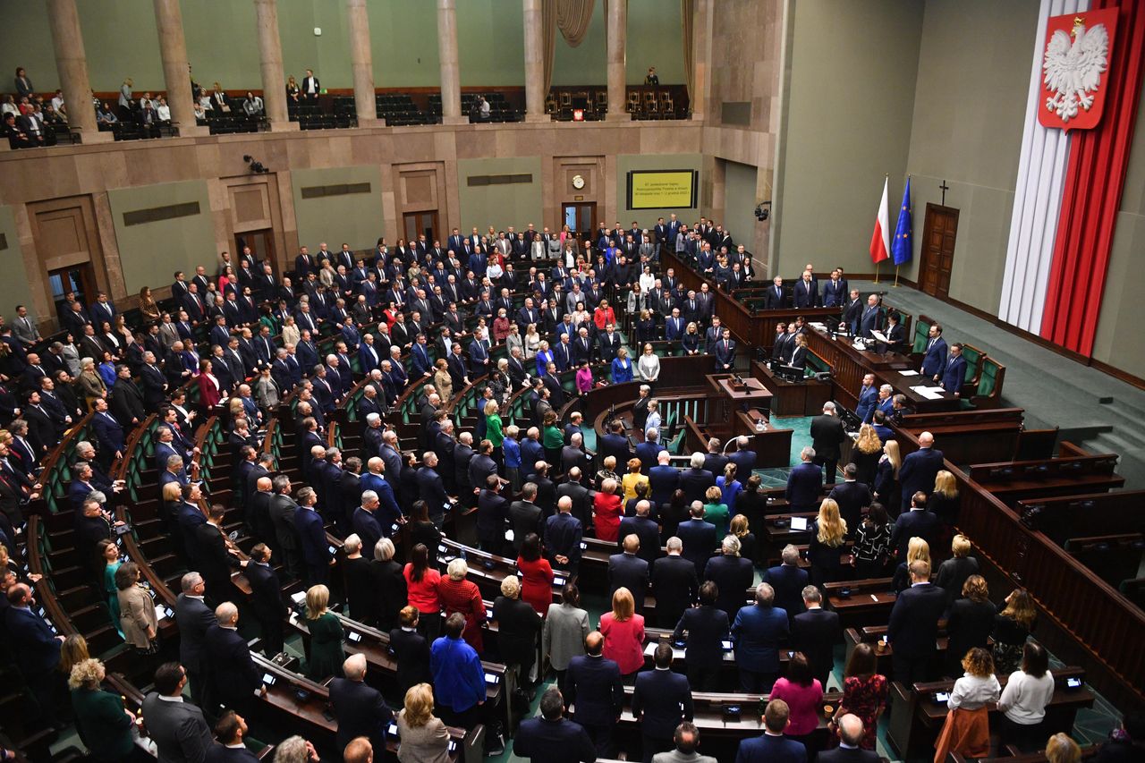 Posłowie RP mogą być spokojni o swoje prywatne finanse. Mogą brać korzystne, nisko oprocentowane pożyczki, a w chwili kryzysu ekonomicznego wystąpić o bezzwrotną zapomogę