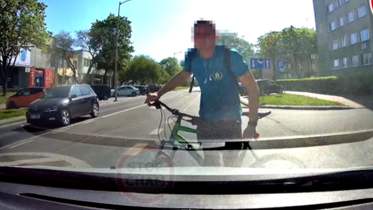 Rowerzysta wtargnął na przejście ze słuchawkami na uszach