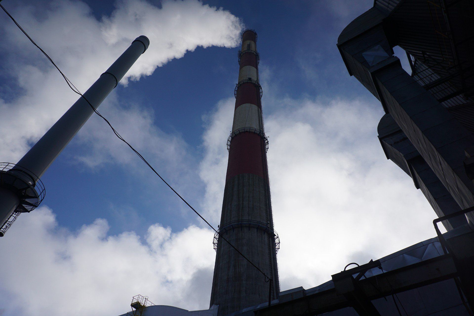 To właśnie na tym kominie zainstalowane są anteny radiowe. Ze względu na remont są one wyłączane. 
