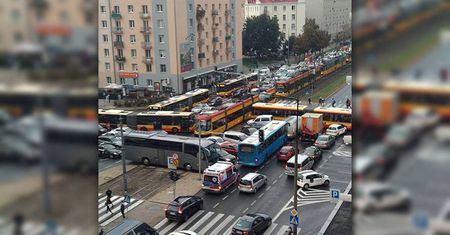 Z KRAJU: Awaria świateł na skrzyżowaniu. Kierowcy niczym klocki w „tetrisie”