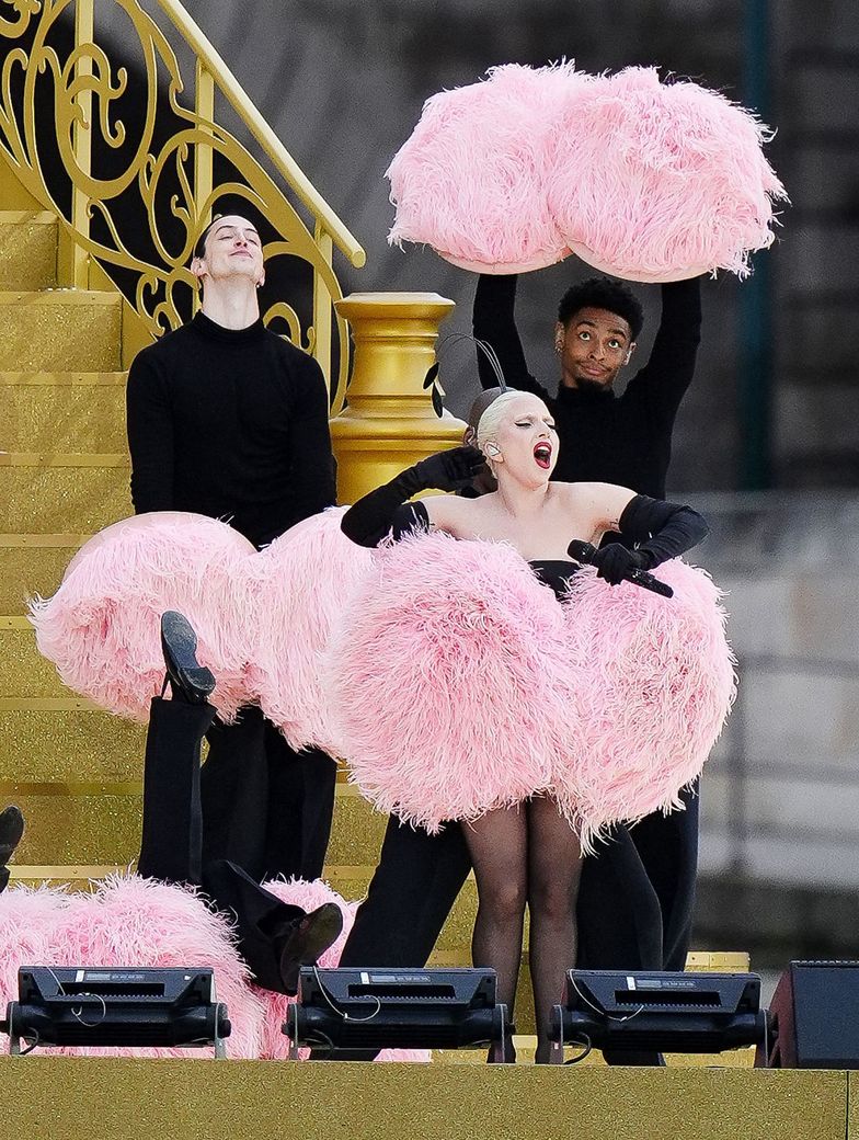 Lady Gaga robi show z prawdziwego zdarzenia podczas ceremonii otwarcia  Igrzysk Olimpijskich (ZDJĘCIA) - Pudelek