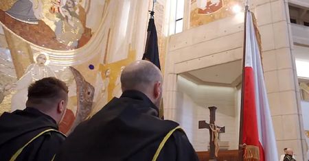 Pomagał w Kościele i molestował dzieci. Rycerz Jana Pawła II wyszedł na wolność