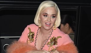 Katy Perry w różowym wdzianku. Ciążowy brzuch coraz większy