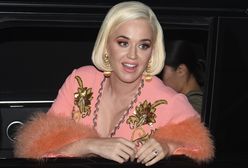 Katy Perry w różowym wdzianku. Ciążowy brzuch coraz większy