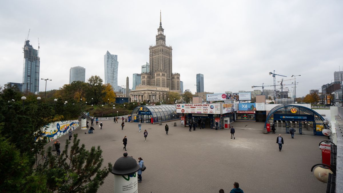 Na zdjęciu plac przed wyjściem ze stacji metra Centrum