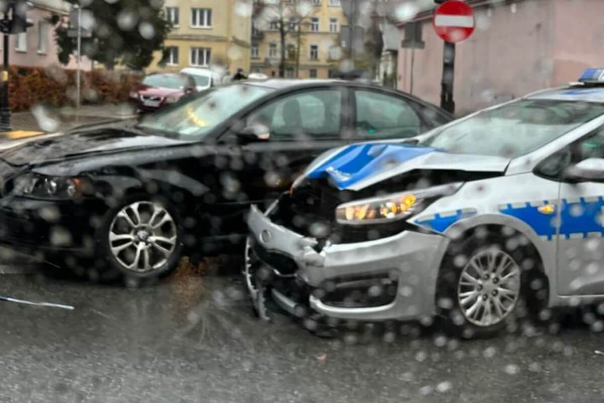 Zderzenie radiowozu z volvo na ul. Lipowej