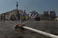 People walk next to the water sprinkler instaled in the Castle Square in Warsaw.
Friday was the day of the culmination of the heat wave in Poland. Thermometers across the country indicated over 30 degrees Celsius and in some places the temperature exceeded 36 degrees. Several cities in south-eastern Poland broke local heat records for June.
On Friday, June 01, 2022, in Warsaw, Poland. (Photo by Artur Widak/NurPhoto via Getty Images)