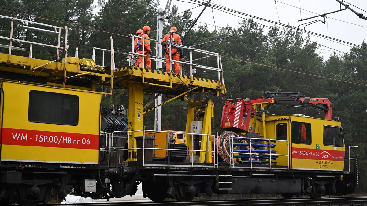 Prace naprawcze przy sieci trakcyjnej pomiędzy stacjami Puławy-
