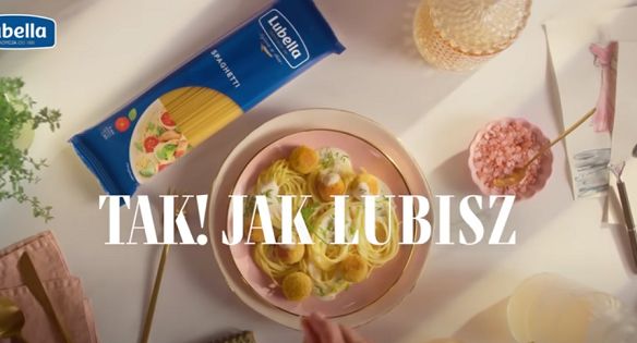 Joanna Krupa w kampanii gotuje Lubellę z vege klopsikami