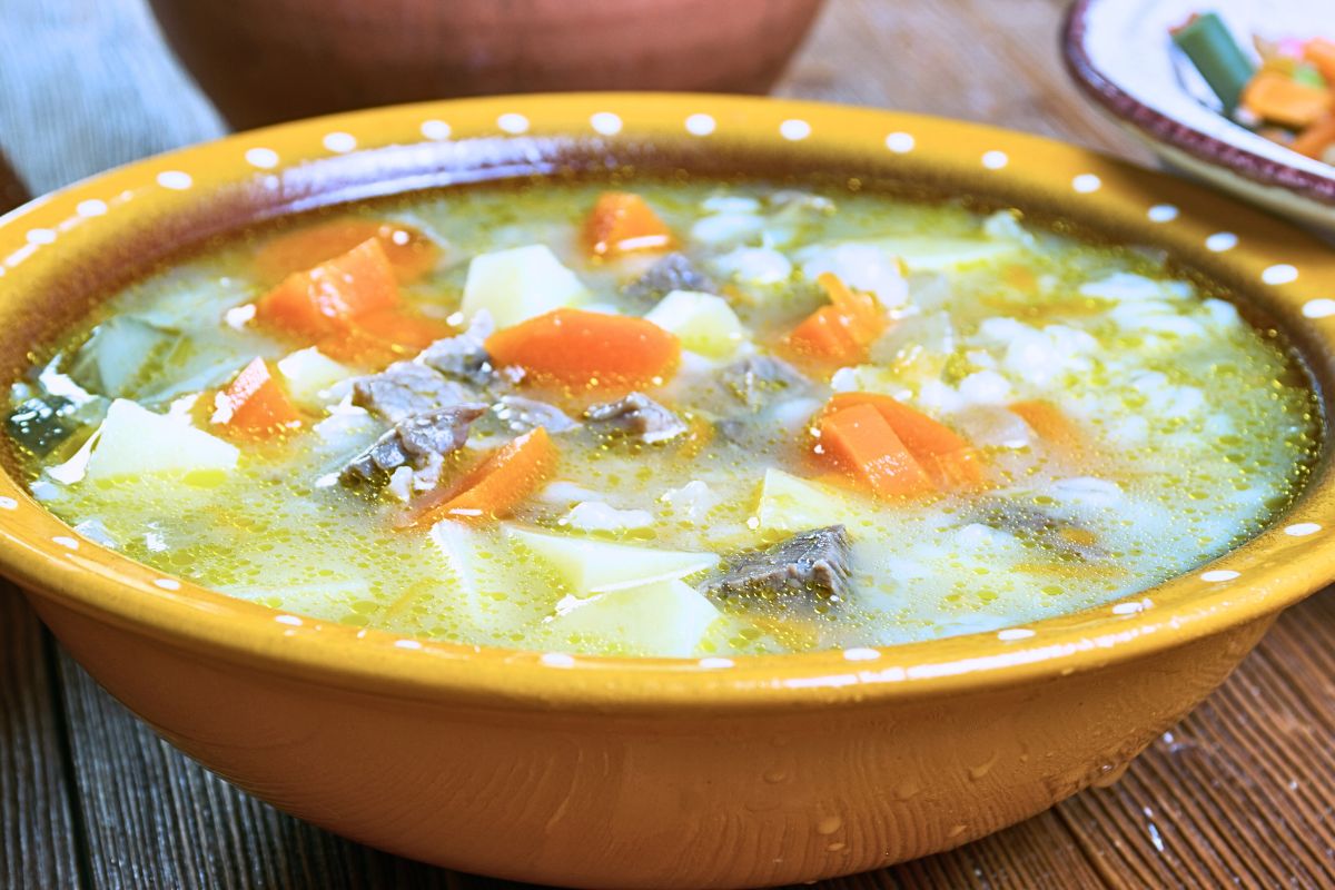 Dla jednych rarytas, dla innych trauma z dzieciństwa. Czy ta zupa w ogóle jest zdrowa?