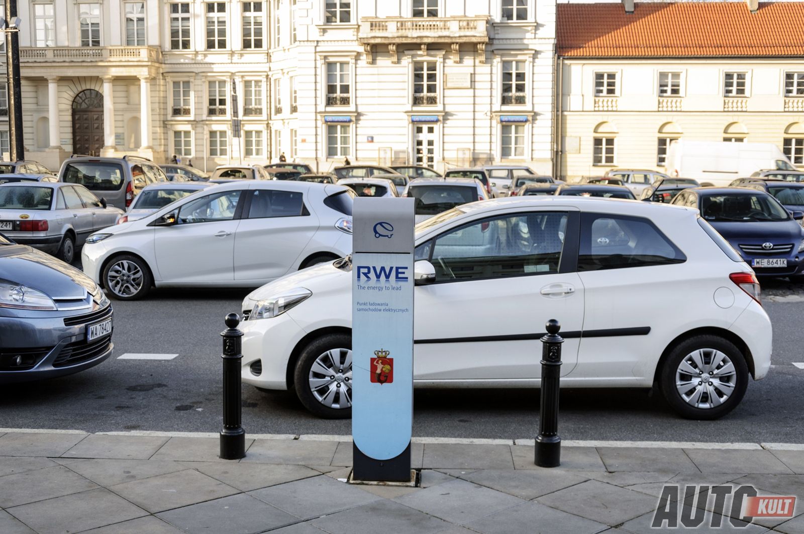 Punkt ładowania bez oznakowanych miejsc dla samochodów elektrycznych