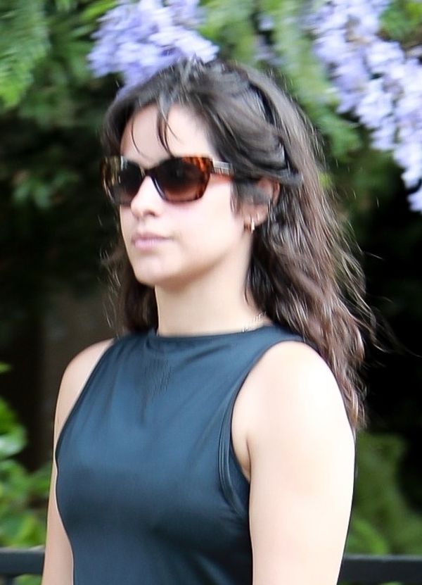 Smutna Camila Cabello na spacerze z rodziną