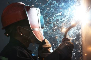 Ponury raport o PMI. Koszty uderzają w polski przemysł coraz silniej