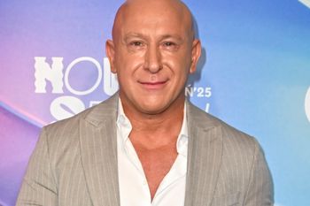 Pocałował ją przed kamerami. "To jest bardzo dziwne"