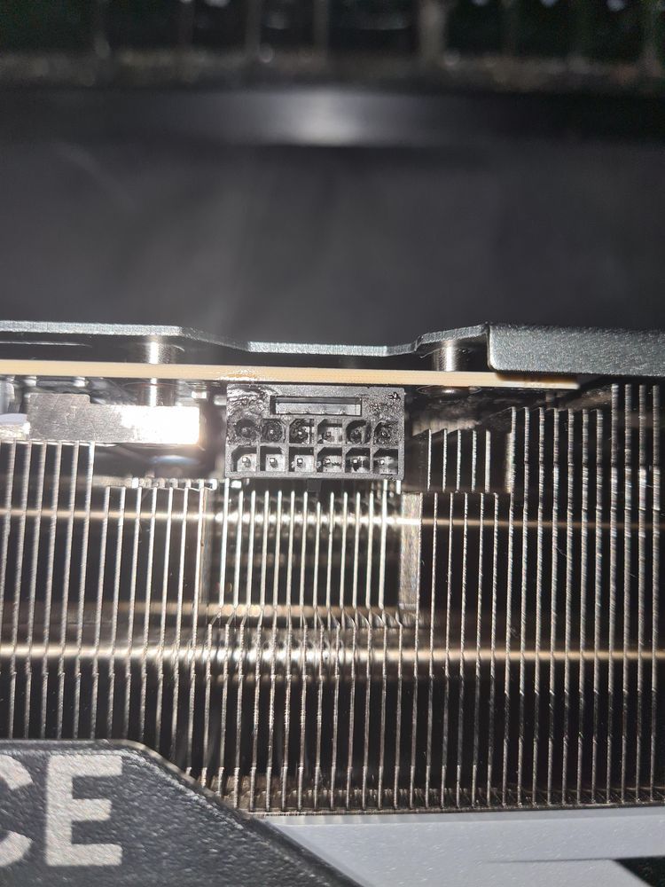 GeForce RTX 4090 - spalone złącze zasilania