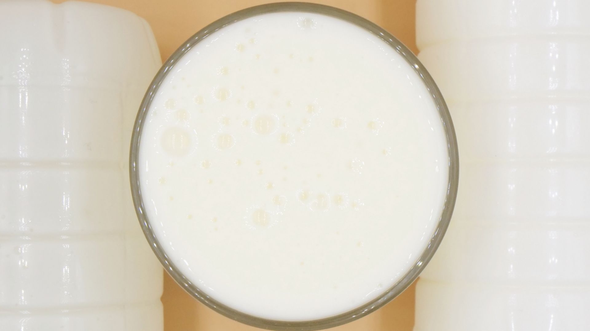 Wystarczy szklanka naturalnego kefiru przed snem, by poczuć różnicę w trawieniu.