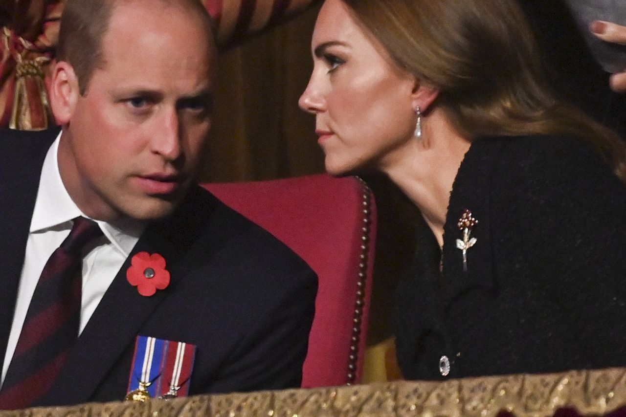 Szczuplutka księżna Kate na Festival of Remembrance. Cała na czarno