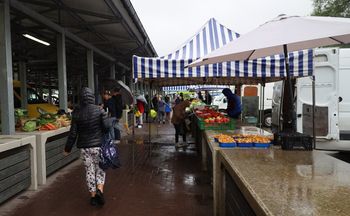 Szczecinek: Deszczowy wtorek na rynku. Królują sezonowe warzywa i owoce